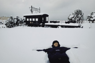 住在奧入瀨溪流附近民宿的阿談，難得見到咁大雪都變成大細路瞓喺雪度玩。
