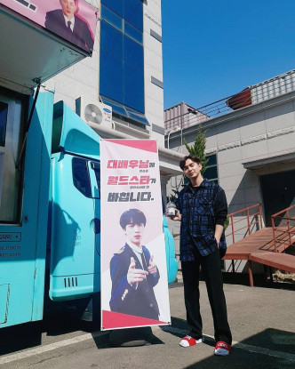 俞承豪跟Jin送去的咖啡车合照。