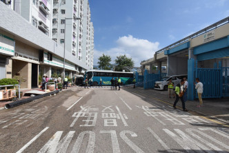 消息指，旅巴司機駛出驗車中心時原想減速讓路。