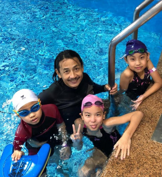 将来囡囡要学游水，泽锋称会交给朋友去训练，免影响父女感情。