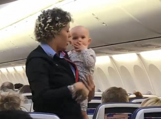 該名女嬰亦甚為乖巧，不停向同機乘客送上飛吻。網圖