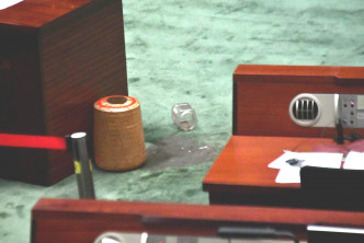 陈志全、朱凯迪投掷恶臭液体及污秽物在会议厅内示威，导致会议中断，秘书处报警处理。资料图片