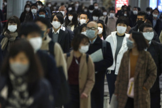日本当地民衆戴口罩防疫。AP