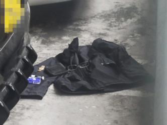 警方在停車場檢獲死者的財物。