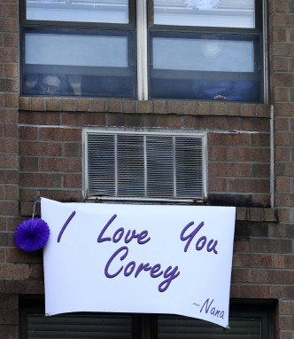 安德烈斯的窗戶外亦掛上了「我愛你卡佩羅尼（I Love You Corey）」的橫額作回應。 AP