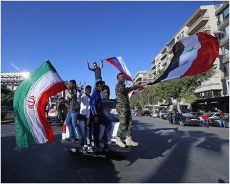 许多人挥舞叙利亚国旗，情绪高涨。 AP