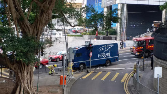 解款車撞上鐵欄。
香港突發事故報料區Wing Lo‎圖片