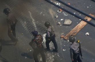 第二大城市曼德勒軍人及警方驅散示威者。AP圖片