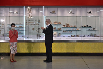 林郑月娥指港铁结合考古的元素设计，于车站大堂内展示出土文物。