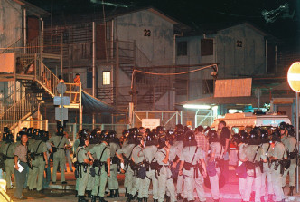 1999年-滞港越南船民在望后石难民营爆发骚乱。　