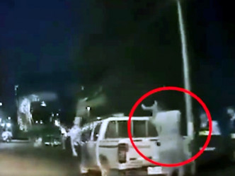 广东肇庆近日网传一段「男子打人被传唤后，将女儿扔上警车车尾」的片段。　影片截图