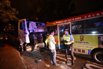 拖车与小巴于林锦公路近荃锦公路回旋处附近发生相撞。