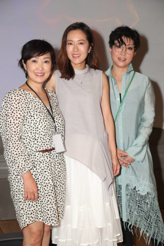 甄詠蓓(左)亦有出席展覽。
