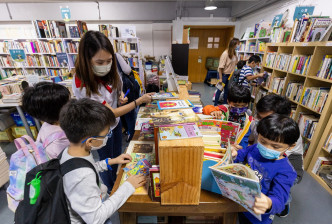 20位小朋友到「書送快樂的回收圖書室—「蒲書館，為超過400本二手圖書覓得新主人。