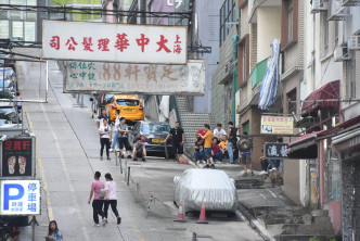 明園西街有多名居民聚集。 徐裕民攝