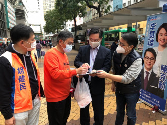 薛永恒（右二）亲自到民建联街站签名支持。