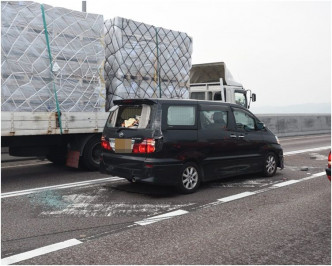 七人車車尾玻璃窗破裂。丁志雄攝