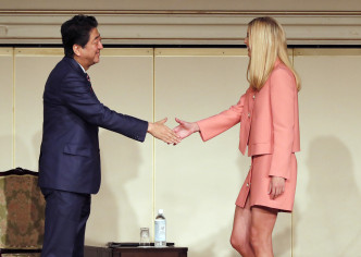 伊萬卡(右)、日本首相安倍。AP