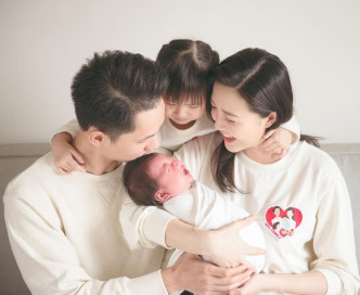 Jinny與Alex結婚4年，先後誕下女兒姿秋（Giselle）和兒子少弘（Kylian）。