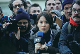 石田百合子飾演駐巴黎記者小峰洋子。