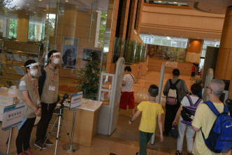 大批市民入中央图书馆。