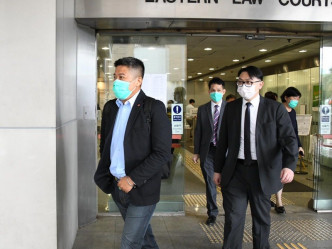 证人许耀德 （左一）、关伟强(左二绿色口罩） 及 林惠玲（右一绿色口罩）。