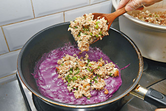 4. 紫番薯糊下镬煮热，转小火加有味饭拌至饭粒呈粉紫色，洒上芫荽、炸乾葱即成。