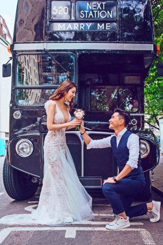 陈展鹏在「MARRY ME」巴士前第二次求婚。