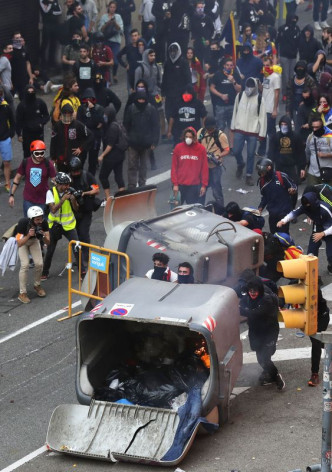 示威者上街縱火焚燒垃圾桶及堵塞馬路。AP