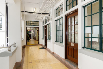 般咸道官立小學主樓的木門、帶花紋玻璃或普通玻璃的鋼框窗戶及舊式小五金，均保持完好。