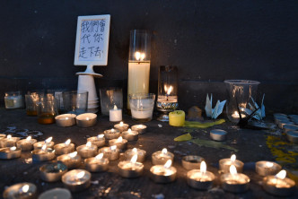 大批市民连日举行悼念活动，今早尚德广场停车场亦有市民悼念。