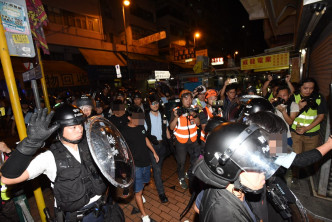 警方凌晨展開清場行動，拘捕最少4人。