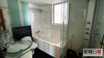 主人房浴室兼備浴缸及淋浴間，照顧住戶不同的需要。