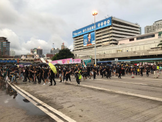 示威者堵塞紅隧收費廣場來回行車綫。