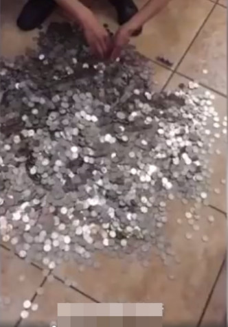 一名男子日前带同20个装满硬币的水桶到售楼处。网图