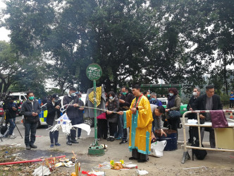 死者家属到现场进行路祭。梁国峰摄