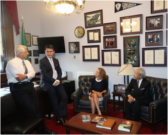 邱腾华（左二）在华盛顿与美国众议院筹款委员会贸易小组主席众议员Dave Reichert（左一）会面。