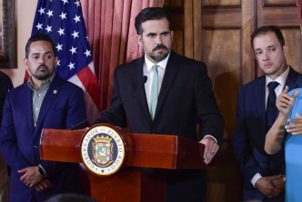 波多黎各总督罗塞洛（中）下台。AP图片
