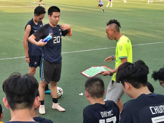 李诗聪(黄衣男子)在校园和足球学校兼任足球教练。 受访者提供