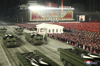 北韓再次舉行夜間閱兵儀式。朝中社/ap