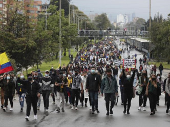 当地民众反对政府提出的税务改革建议而引发连续5天抗议示威和骚乱。AP图片