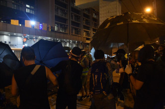 示威者包围旺角警署