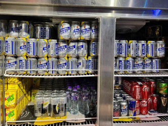 警方檢獲約700罐啤酒等。警方圖片