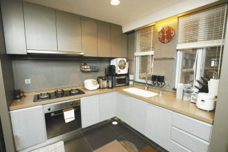 廚房已有嵌入式廚電及多組廚櫃等設備。