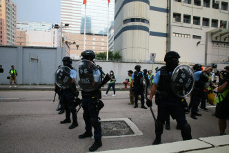 警方伟业街制服多名示威者