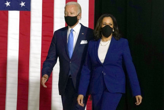 拜登周三首次與競選拍檔賀錦麗出席競選集會時戴了黑色口罩上台。AP圖片