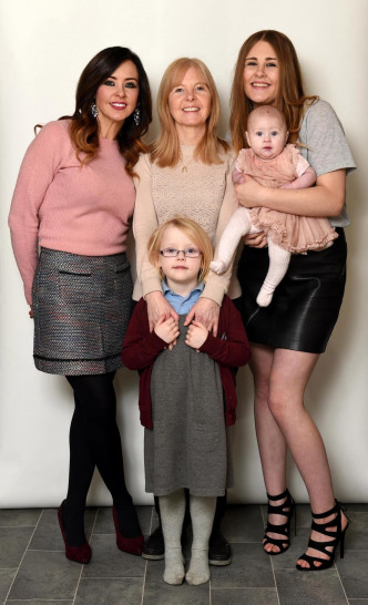 Carrie Hilton ( 左 ) 、妈妈 Jo ( 左二 ) 、孙女 Jessica ( 右二 ) 和大女 Clarice ( 右一 ) 和二女 ( 前排 ) 合照。 ( 网图 )