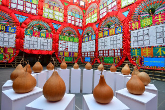 展品包括结合香港传统竹棚和花牌扎作工艺的大型竹棚花牌装置「入门需知──花牌秘密花园」。