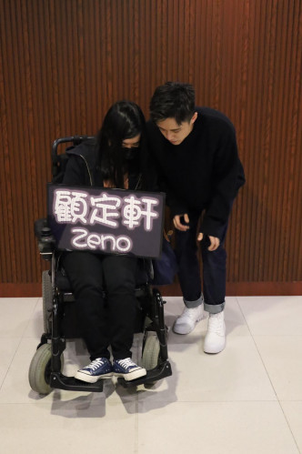Zeno感激粉丝坐着轮椅也来支持。