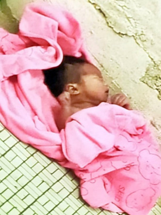 女婴被发现时仍连着脐带，她已被送院检查。
